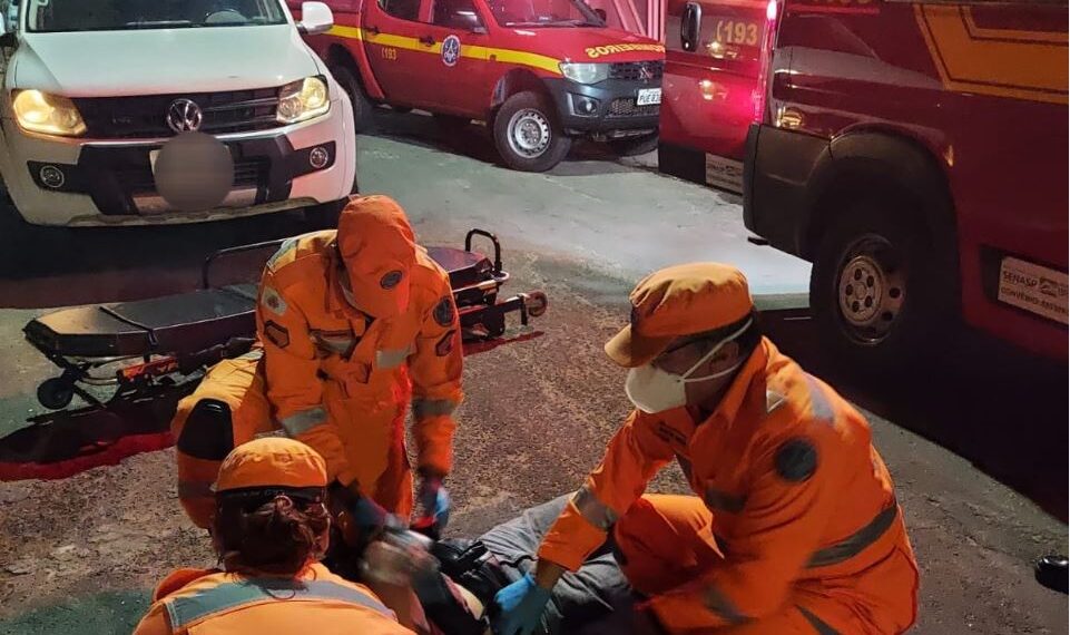 Homem fica ferido após acidente entre carro e moto em Alfenas