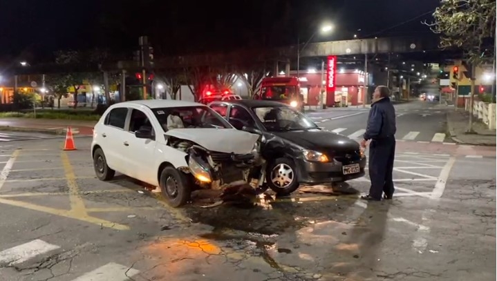 Embriagado, motorista de aplicativo é preso após causar acidente em Poços