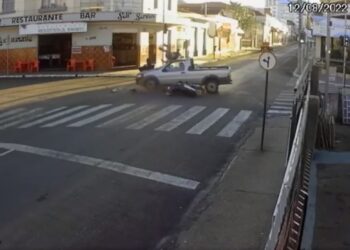 Vídeo: motorista fura sinal vermelho e provoca acidente grave