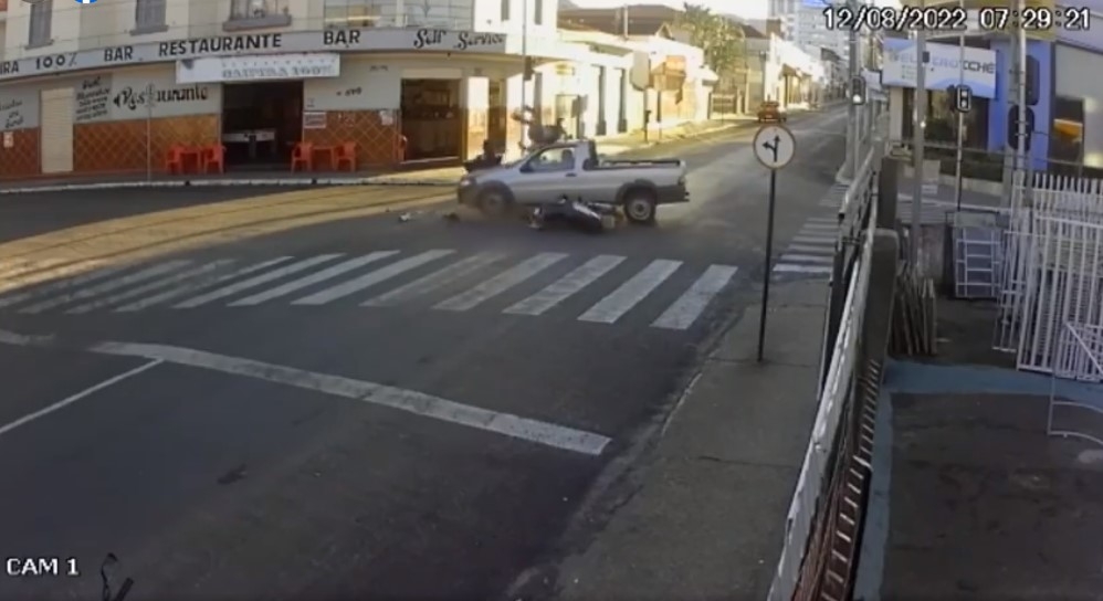 Vídeo: motorista fura sinal vermelho e provoca acidente grave