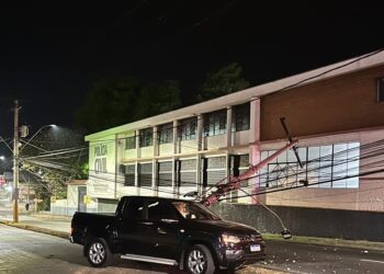 Comerciante dorme ao volante e bate em poste em Poços de Caldas