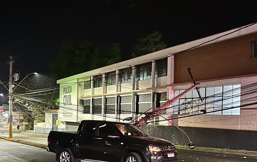Comerciante dorme ao volante e bate em poste em Poços de Caldas