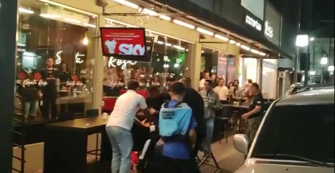 Vídeo: cliente se recusa a pagar conta, xinga seguranças de bar e acaba agredido em Poços  