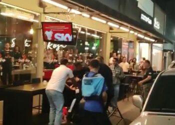 Vídeo: cliente se recusa a pagar conta, xinga seguranças de bar e acaba agredido em Poços  