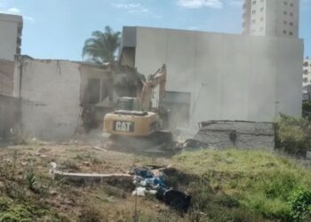 Imóveis da Av. Santo Antônio são demolidos para construção de nova área de lazer em Poços