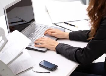 Instituições que priorizarem contratações ou capacitações de mulheres em situação de violência doméstica poderão receber Selo de Responsabilidade Social em Poços