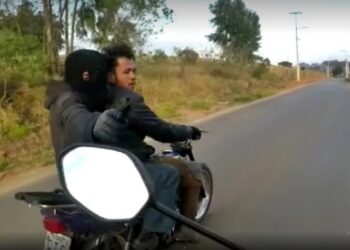 Vídeo: Homens flagrados por câmera em capacete durante roubo são presos