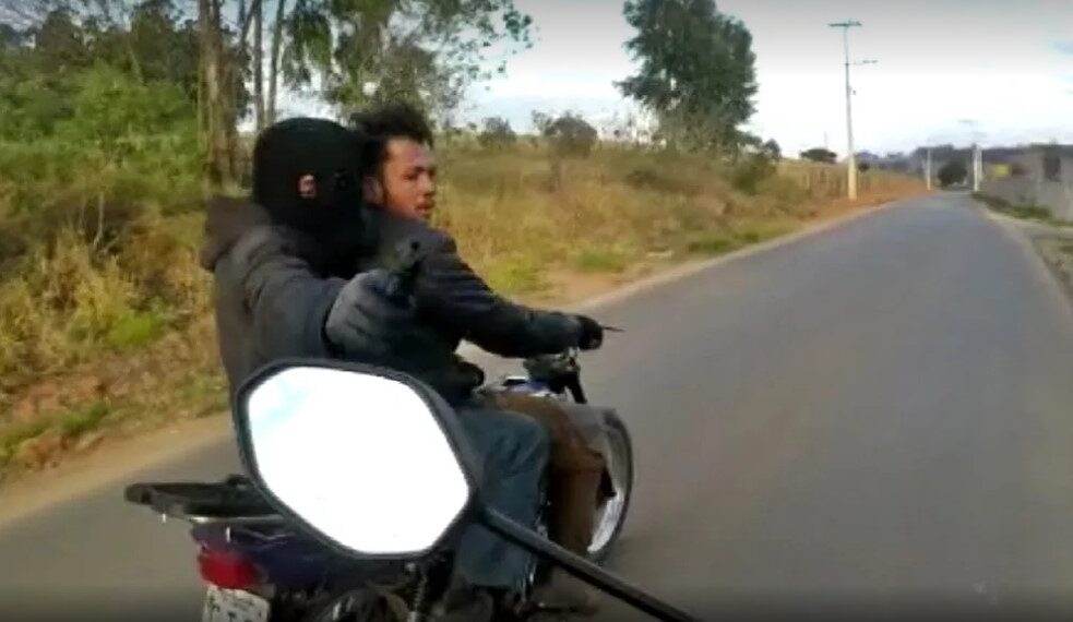 Vídeo: Homens flagrados por câmera em capacete durante roubo são presos