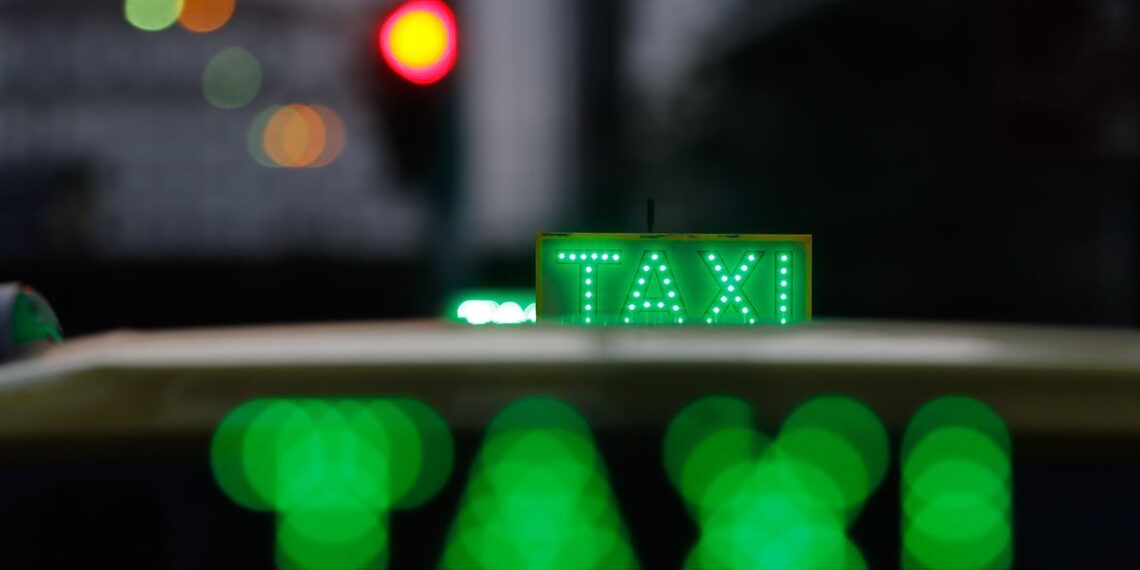 Auxílio Taxista começa a ser pago com parcela dobrada
