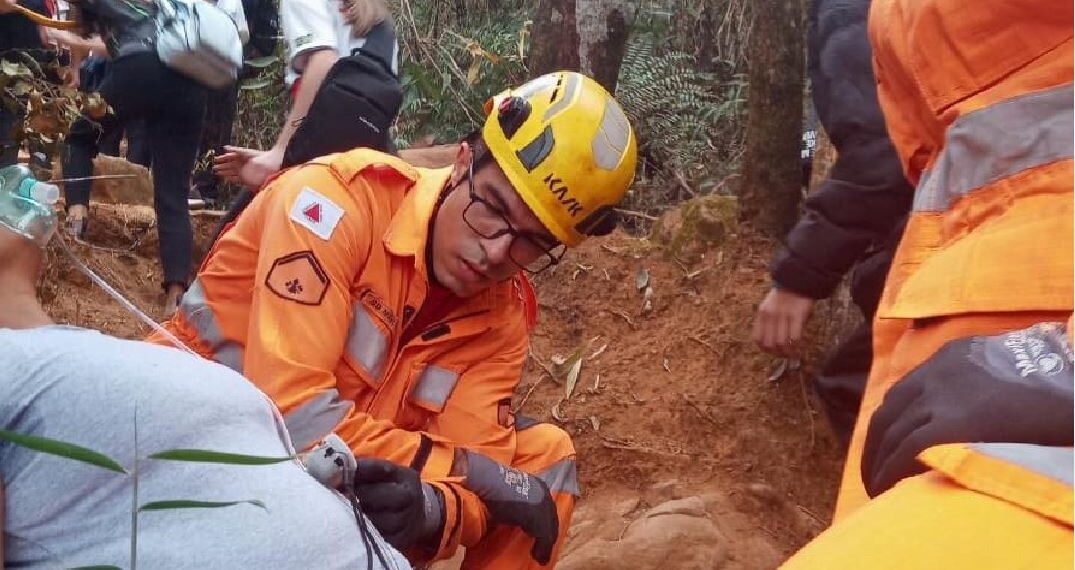 Bombeiros socorrem mulher que passou mal subindo a serra do Cristo de Poços