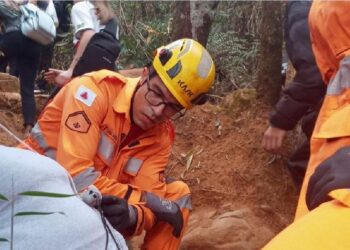 Bombeiros socorrem mulher que passou mal subindo a serra do Cristo de Poços