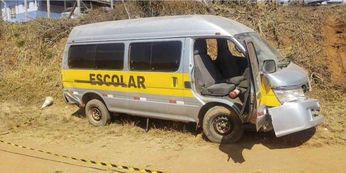Van cai em barranco e pelo menos sete estudantes ficam feridos em Campestre