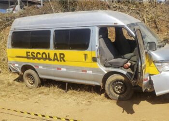 Van cai em barranco e pelo menos sete estudantes ficam feridos em Campestre
