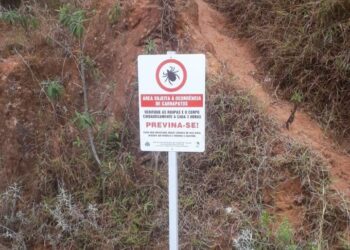 Infestação de carrapatos faz prefeitura instalar placas de alerta em bairro de Poços de Caldas