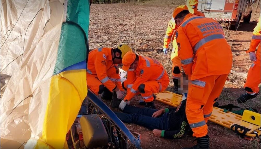 Piloto de paramotor fica gravemente ferido após bater em fio de alta tensão e cair em MG