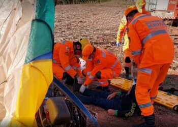 Piloto de paramotor fica gravemente ferido após bater em fio de alta tensão e cair em MG