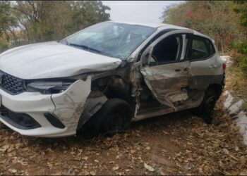 Duas pessoas ficam feridas após acidente entre Caldas e Poços