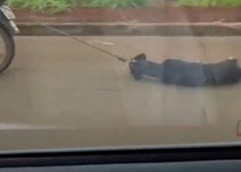 IMAGENS FORTES | Cachorro é arrastado amarrado a uma motocicleta em MG