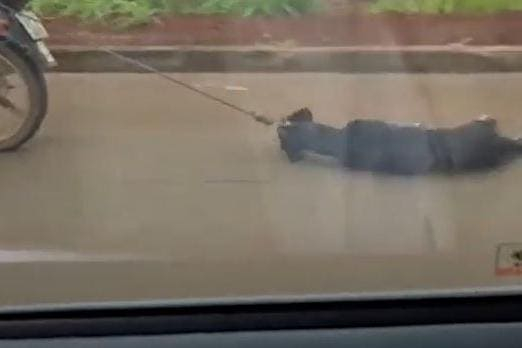 IMAGENS FORTES | Cachorro é arrastado amarrado a uma motocicleta em MG