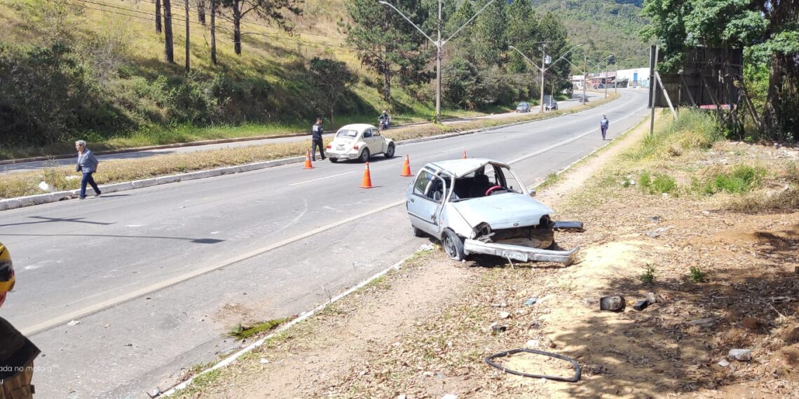 Homem é atropelado ao parar para ajudar em acidente em Poços