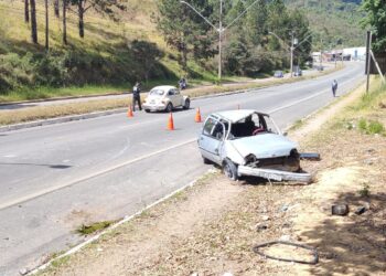 Homem é atropelado ao parar para ajudar em acidente em Poços