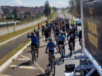 Passeio ciclístico da Onda Poços e ACPC arrecada meia tonelada de alimentos