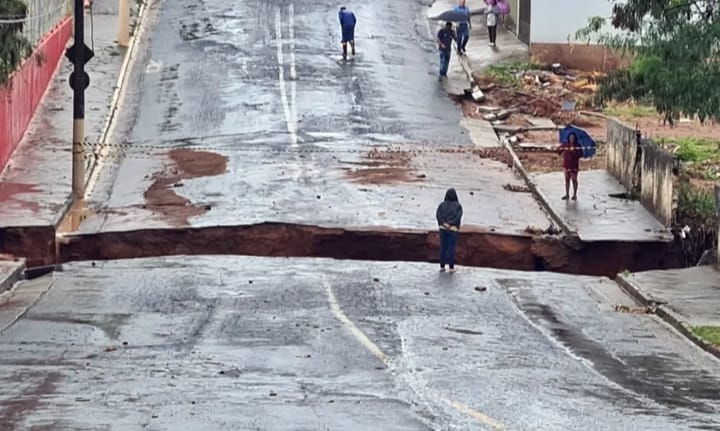 Chuva causa estragos em Alfenas na tarde desta quinta-feira (22)