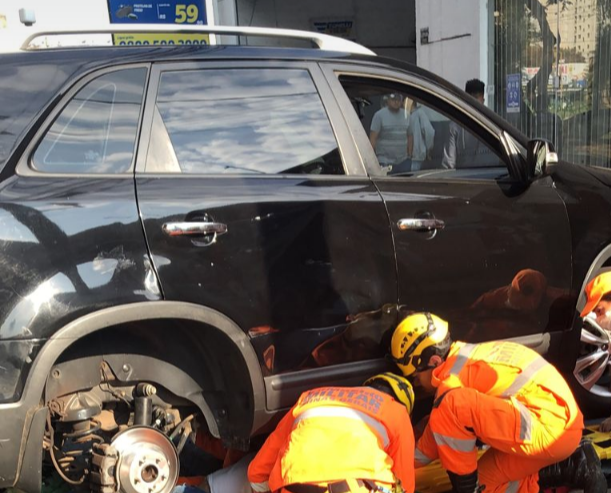 Batida entre carro e moto deixa uma pessoa ferida em Poços
