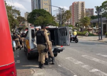 Após bater carro, motorista embriagado tenta agredir policiais em Poços