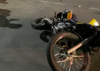 Batida entre caminhonete e moto deixa duas pessoas feridas em Poços