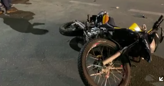 Batida entre caminhonete e moto deixa duas pessoas feridas em Poços