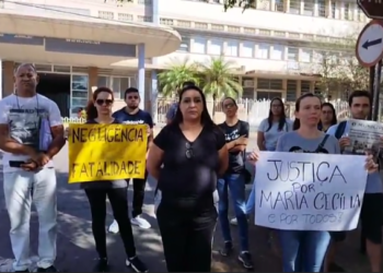 Famílias manifestam em frente a hospital em São João após morte de bebê