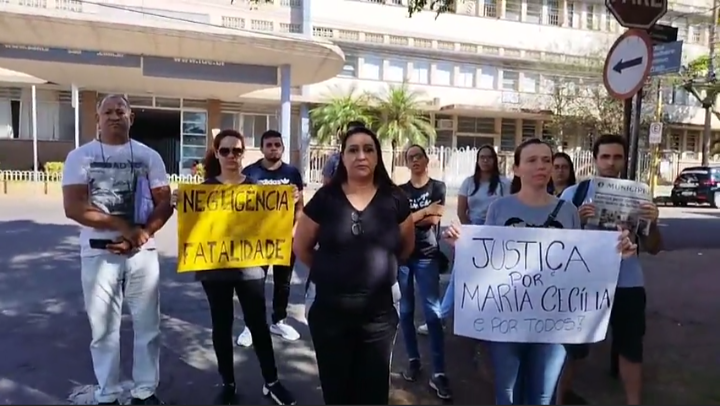 Famílias manifestam em frente a hospital em São João após morte de bebê