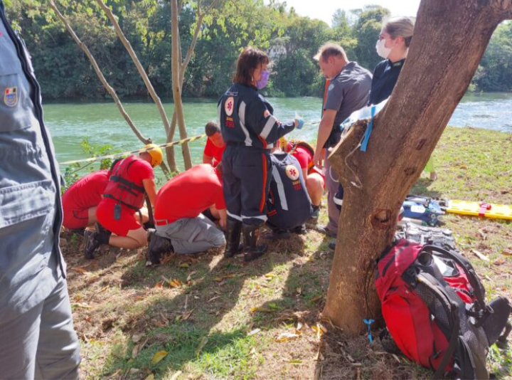 Homem é resgatado de rio em São José do Rio Pardo