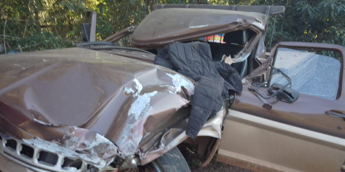 Motorista fica gravemente ferido após acidente entre caminhonete e caminhão