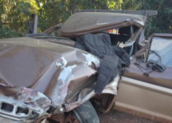 Motorista fica gravemente ferido após acidente entre caminhonete e caminhão