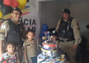 Polícia Militar aparece de surpresa em festa de criança em Poços de Caldas