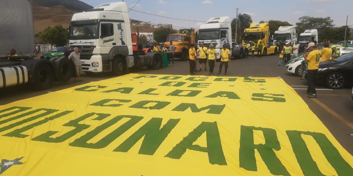 Manifestantes realizam ato pró-Bolsonaro em Poços de Caldas