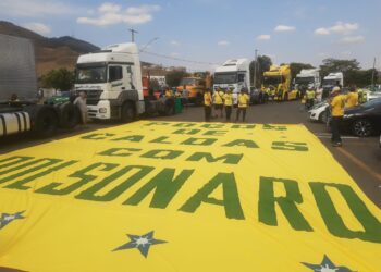 Manifestantes realizam ato pró-Bolsonaro em Poços de Caldas