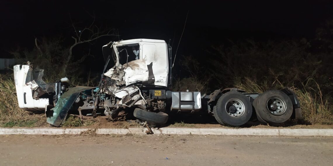Batida entre dois veículos deixa uma pessoa gravemente ferida na BR-459