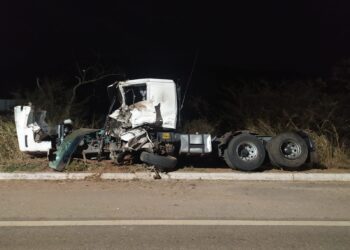 Batida entre dois veículos deixa uma pessoa gravemente ferida na BR-459