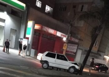 Motorista fica ferido após bater carro contra árvore em Poços