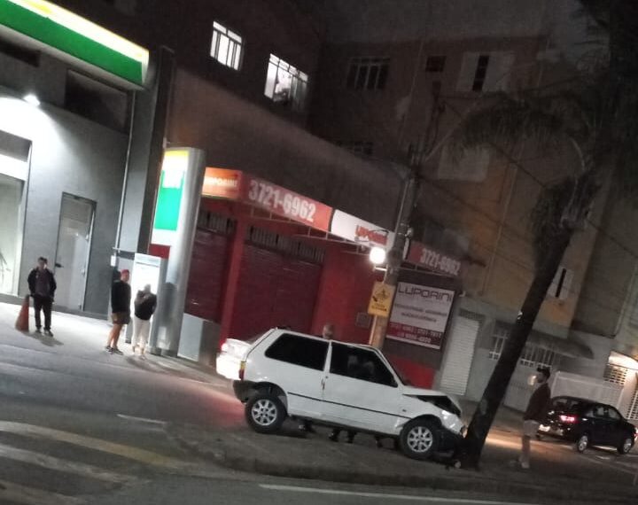 Motorista fica ferido após bater carro contra árvore em Poços