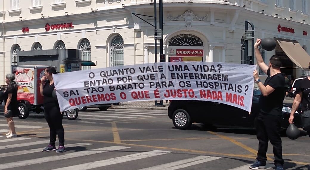 Manifestação em prol do piso salarial da enfermagem é realizada em Poços