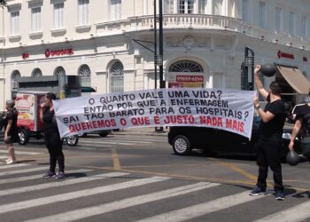 Manifestação em prol do piso salarial da enfermagem é realizada em Poços
