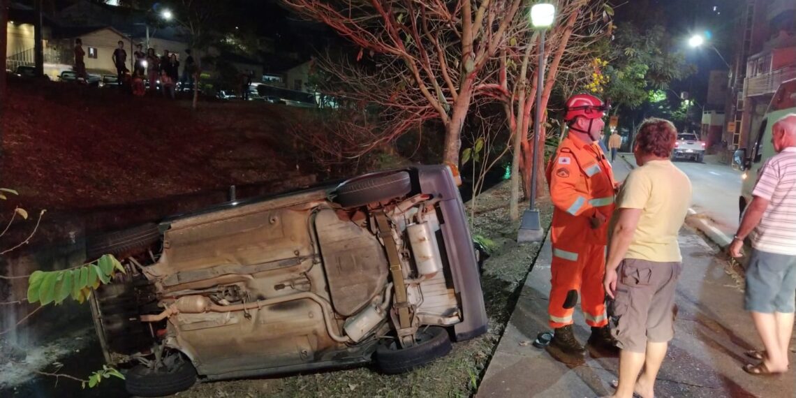 Motorista perde o controle do carro e capota em Poços de Caldas