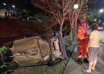 Motorista perde o controle do carro e capota em Poços de Caldas