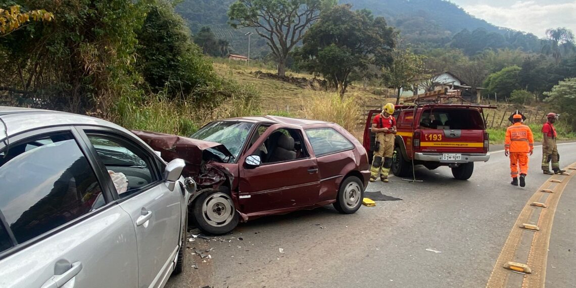 Dois carros colidem frontalmente e quatro pessoas ficam feridas na BR-146