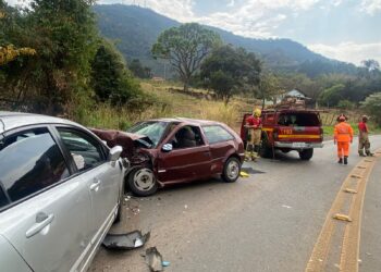 Dois carros colidem frontalmente e quatro pessoas ficam feridas na BR-146