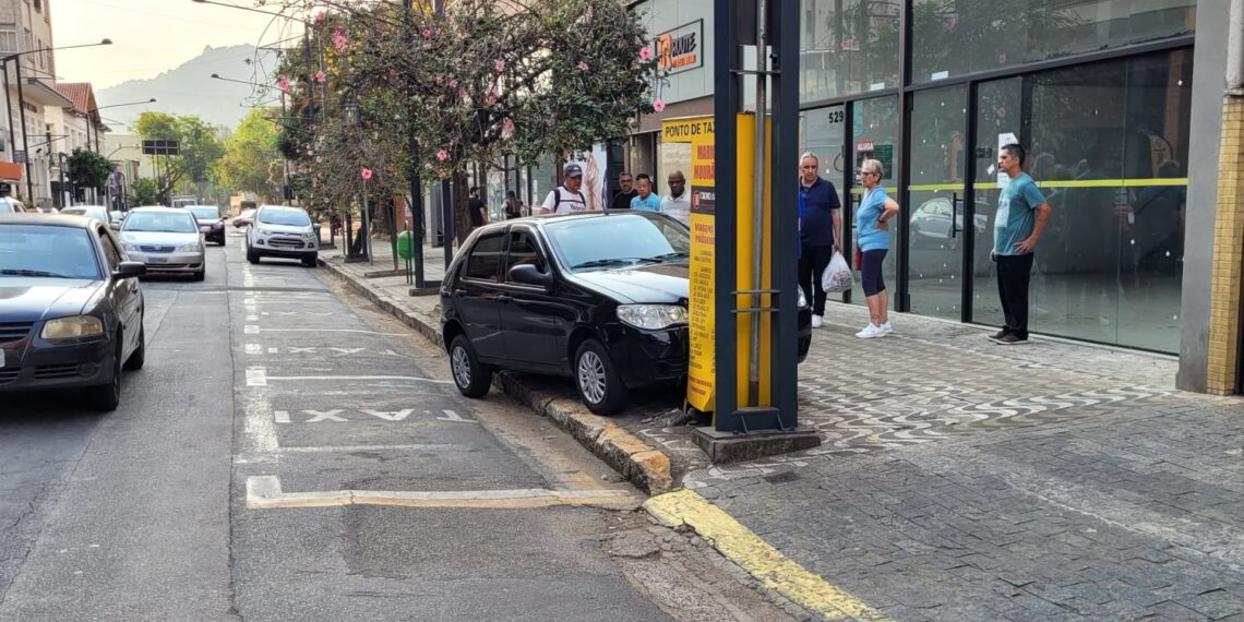 Motorista perde controle da direção, sobe em calçada e bate em cabine de ponto de táxi